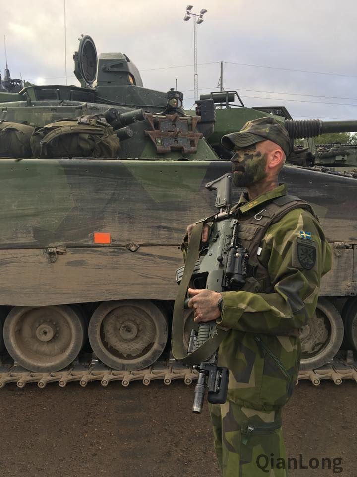 警戒中的瑞典士兵,使用的武器是ak5c突击步枪.