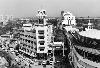 上世纪九十年代,中关村创业大街的前身还是海淀图书城.