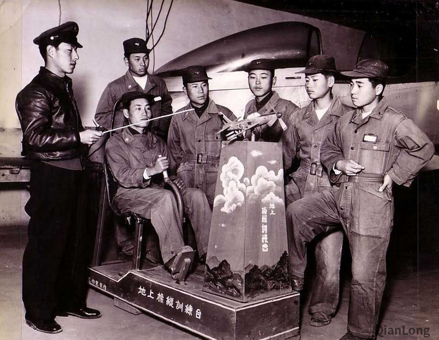 上世纪50年代的韩国空军 训练设施上惊现中文标识