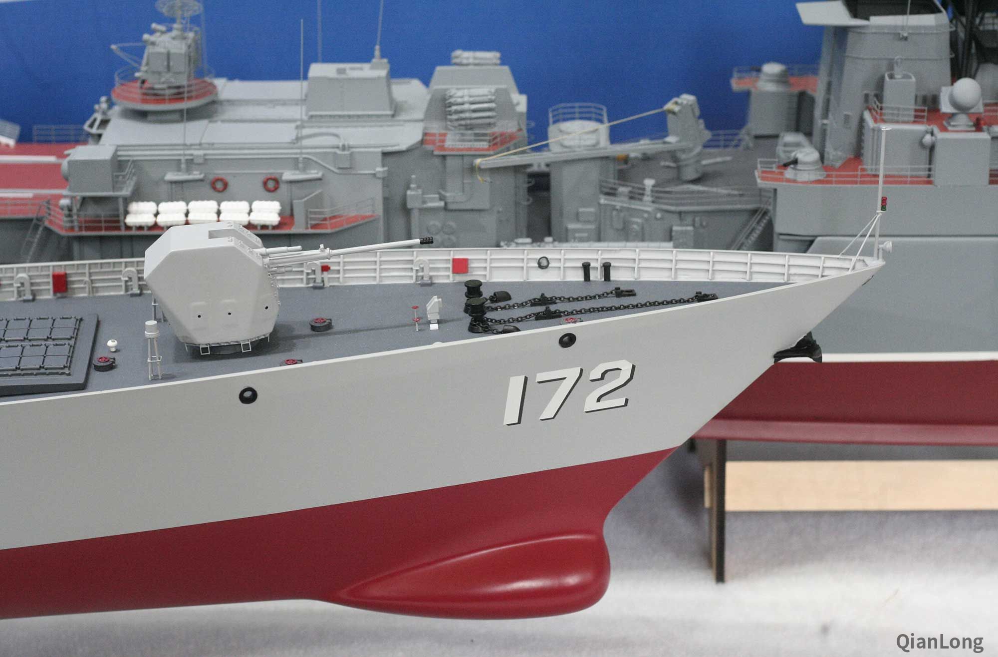 海峰模型在本届模型展上展出的"昆明"号导弹驱逐舰(舷号:172)模型的前