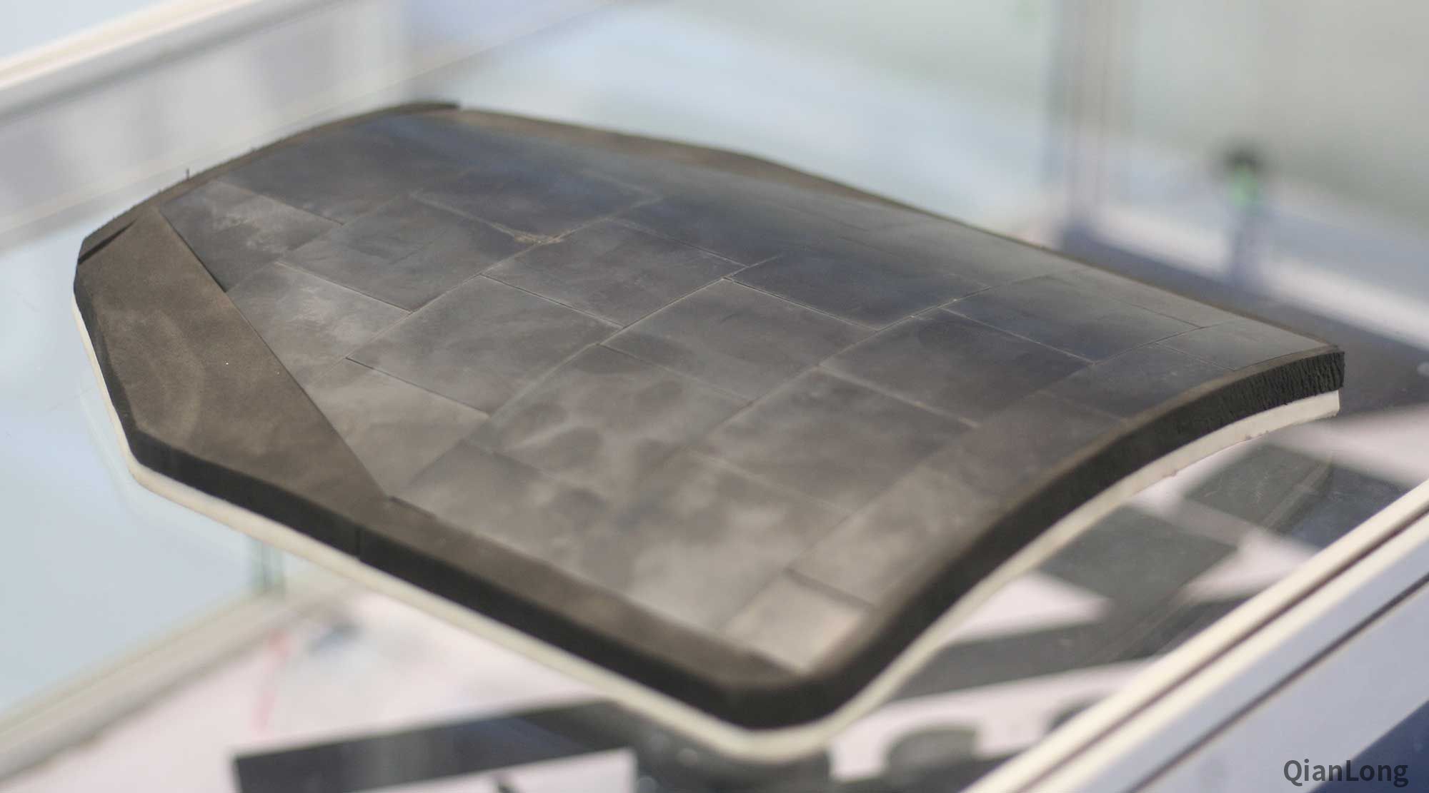 浙江德裕精密陶瓷展出的陶瓷防弹板.(千龙网军事频道记者 马群 摄)