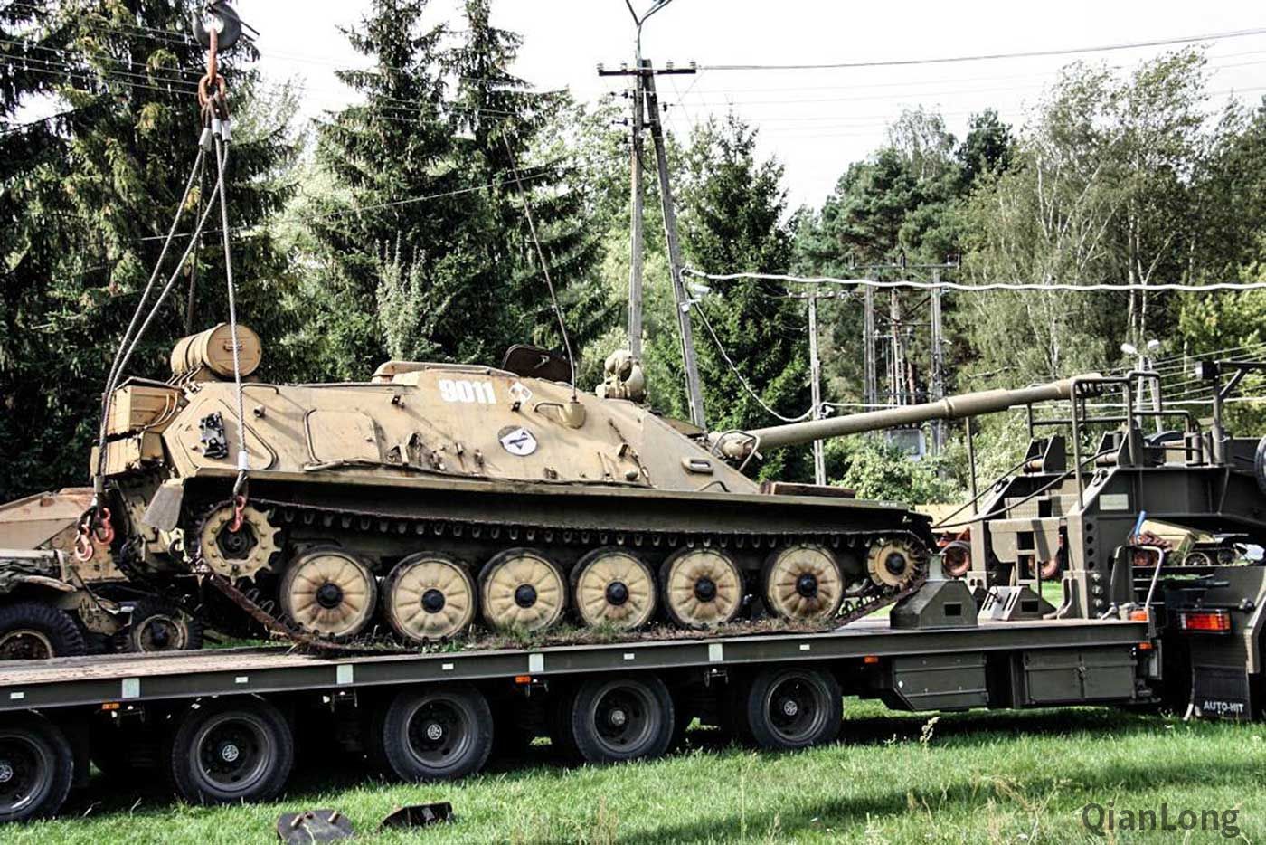 运输中的苏85自行反坦克炮退役之后就改做纪念碑了