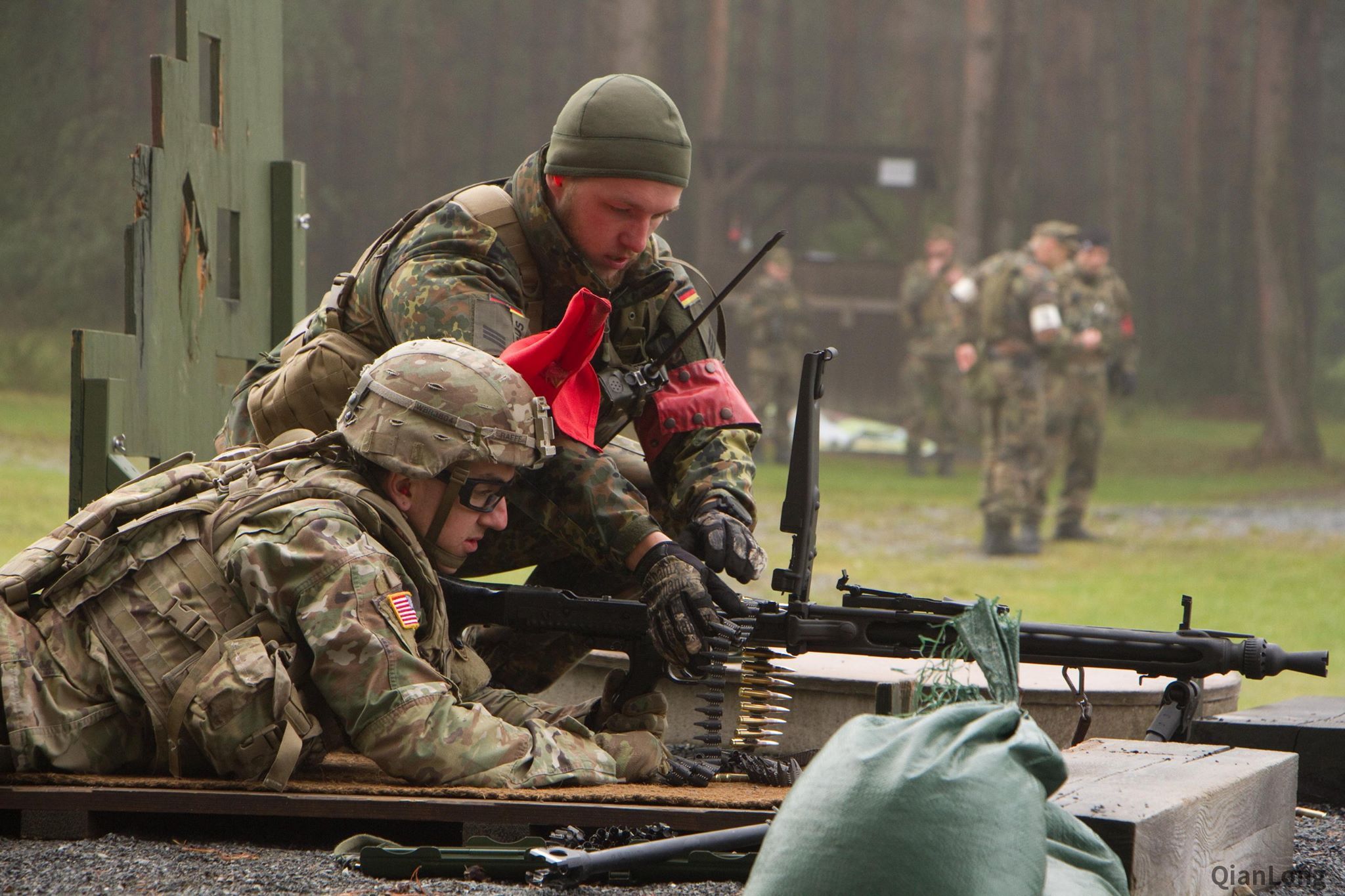 美军士兵在德国进行射击训练德军士兵一脸严肃