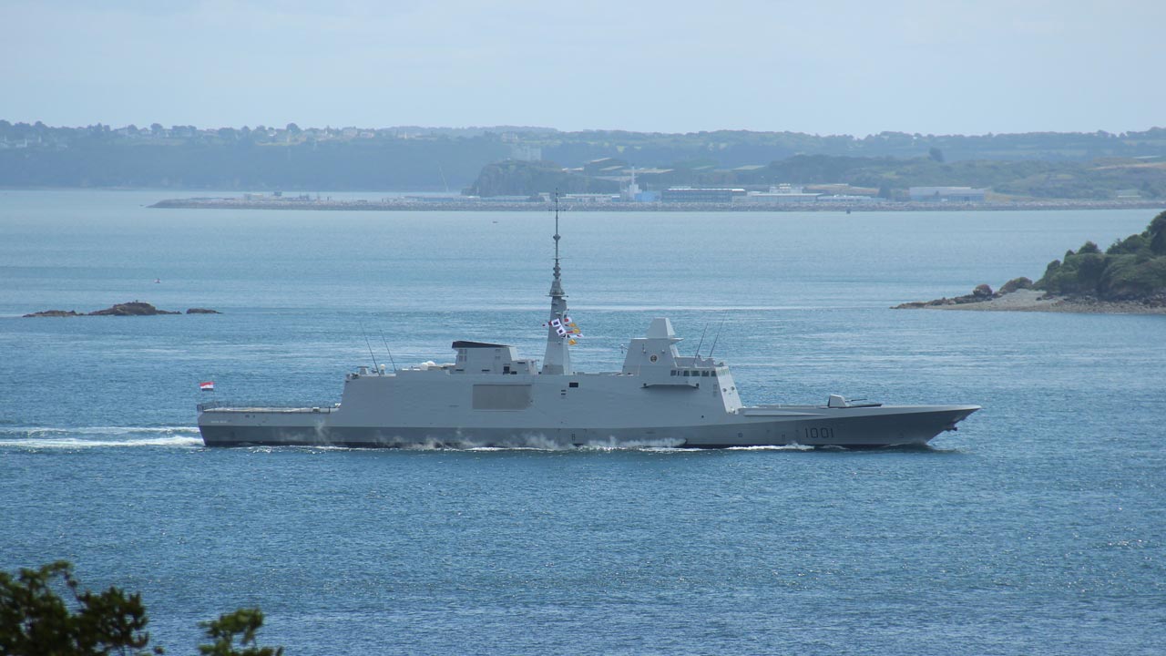 图为法国为埃及海军建造的d651 fremm护卫舰"埃及万岁"号(tahya misr