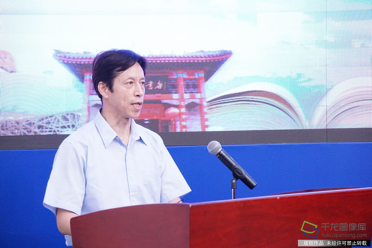 2018年7月17日，在北京市人民政府新闻办公室新闻发布厅，召开北京市支持实体书店发展政策新闻发布会。图为涵芬楼书店副总经理张乐天。千龙网记者 高骞摄