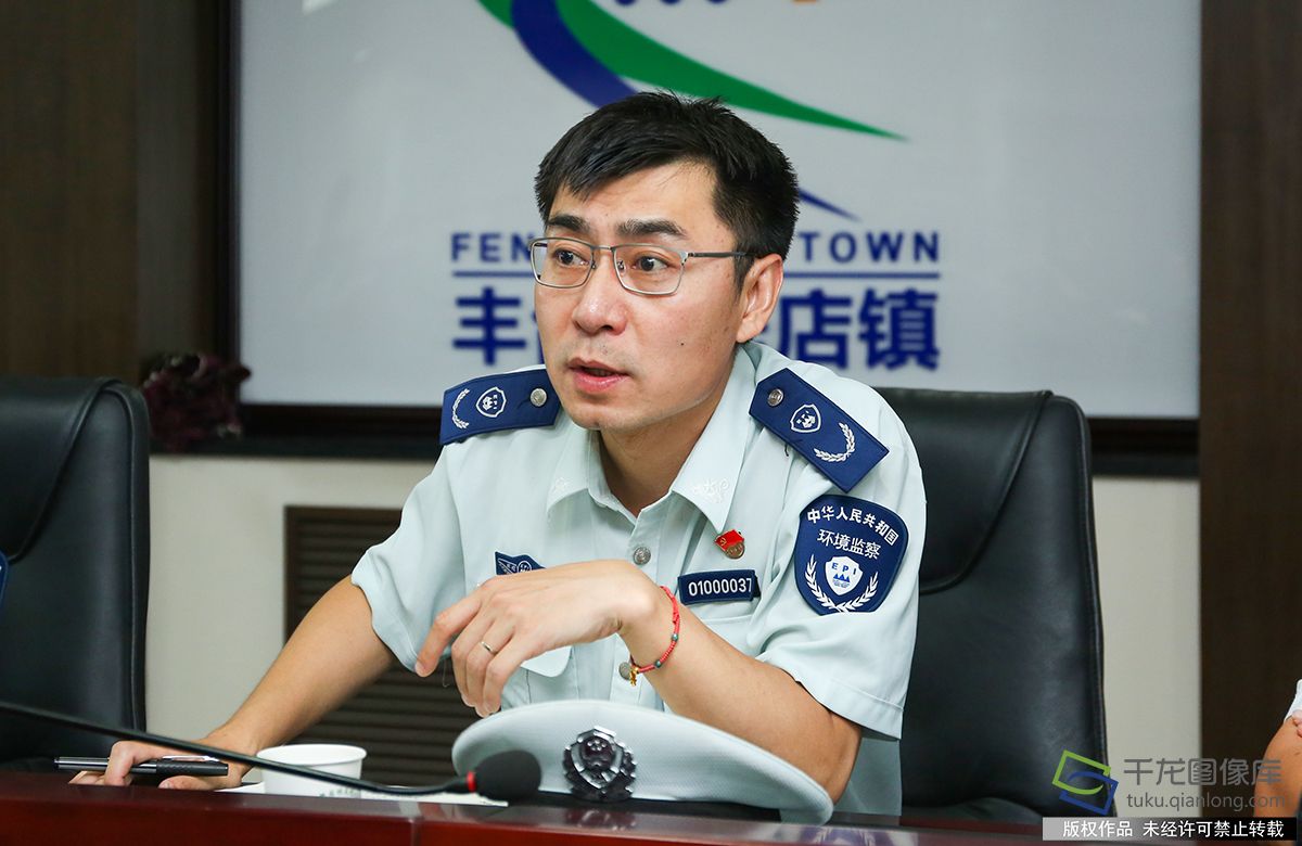 图为北京市环境监察总队主任科员肖鹏与长辛店镇镇长进行沟通(7月17日