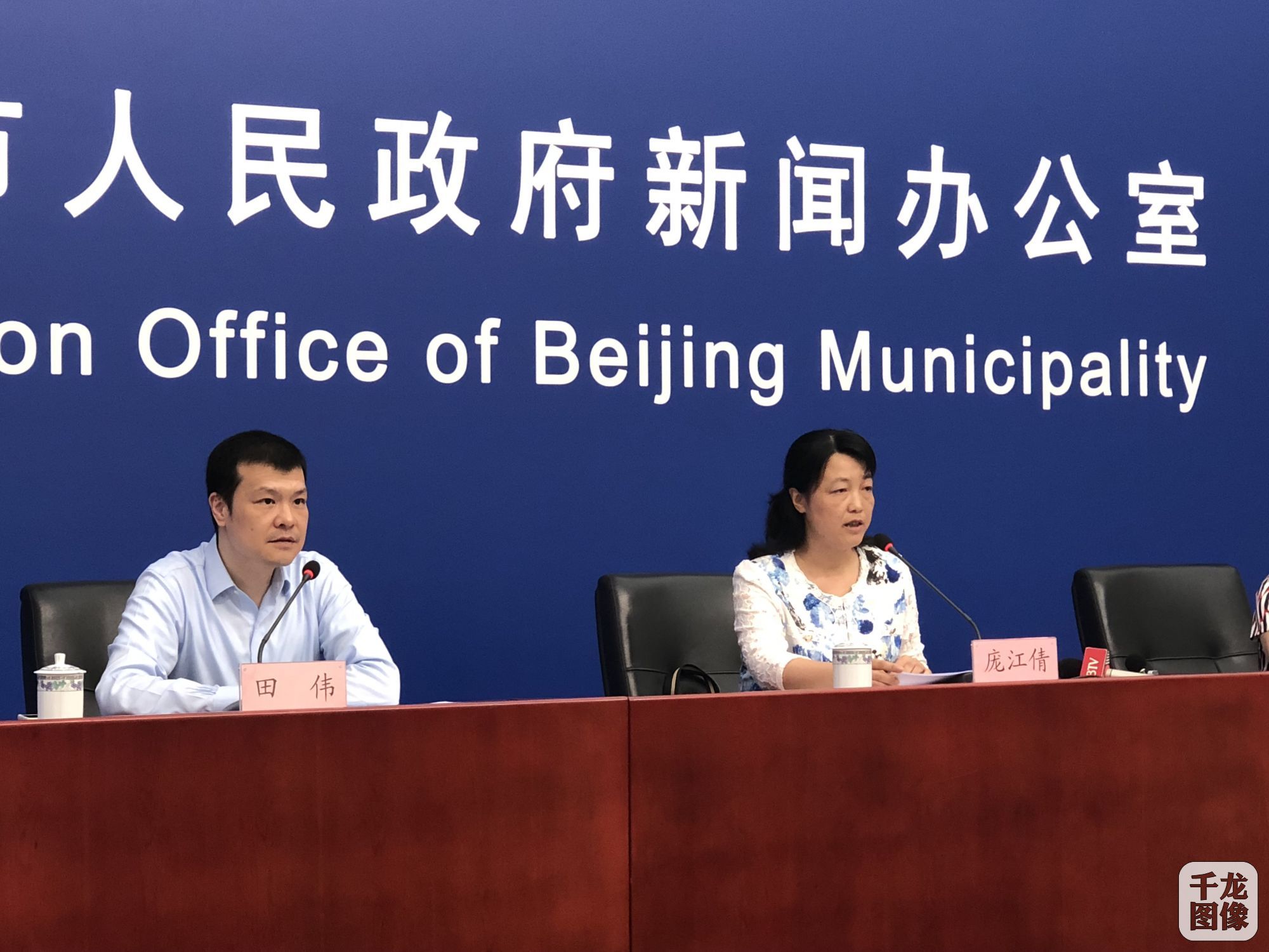 北京市统计局庞江倩副局长介绍2018年上半年北京市经济运行情况。