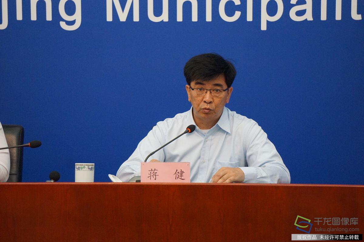 2018年7月19日在北京市人民政府新闻办公室新闻发布厅，召开2018年“文化中国·水立方杯”海外华人中文歌曲大赛新闻发布会。图为美国纽约北京同乡会会长蒋健 千龙网记者 高骞摄
