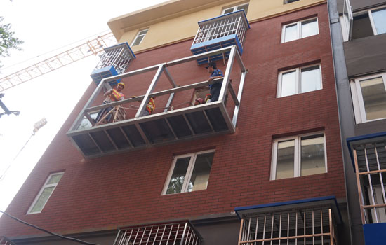 窗户扩开"搭阳台" 劲松城管出手拆除"空中违建"
