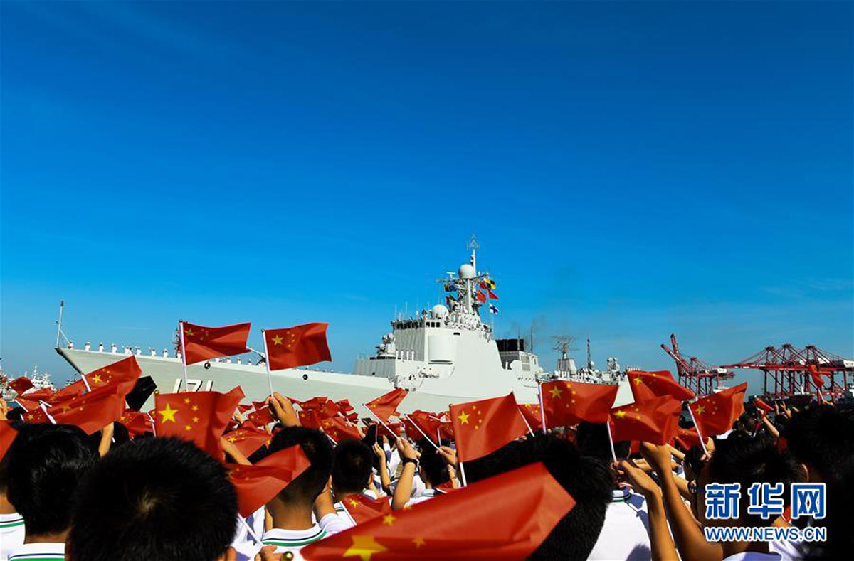 市民挥舞国旗热烈欢迎海口舰访问命名城市海口市(2018年5月16日).