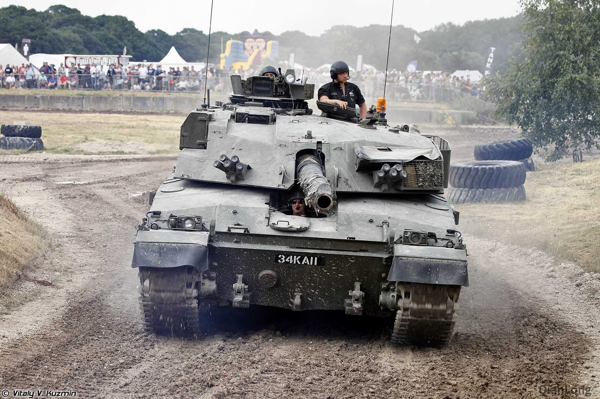 英国博文顿坦克博物馆举行庆祝活动挑战者化身威震天出场