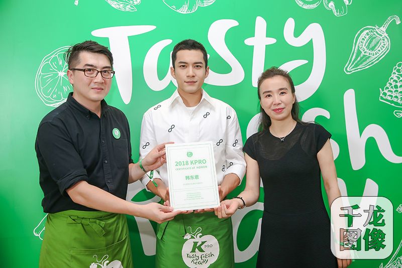 北京肯德基总经理赵莉(右)为韩东君授予"明星店长证书"