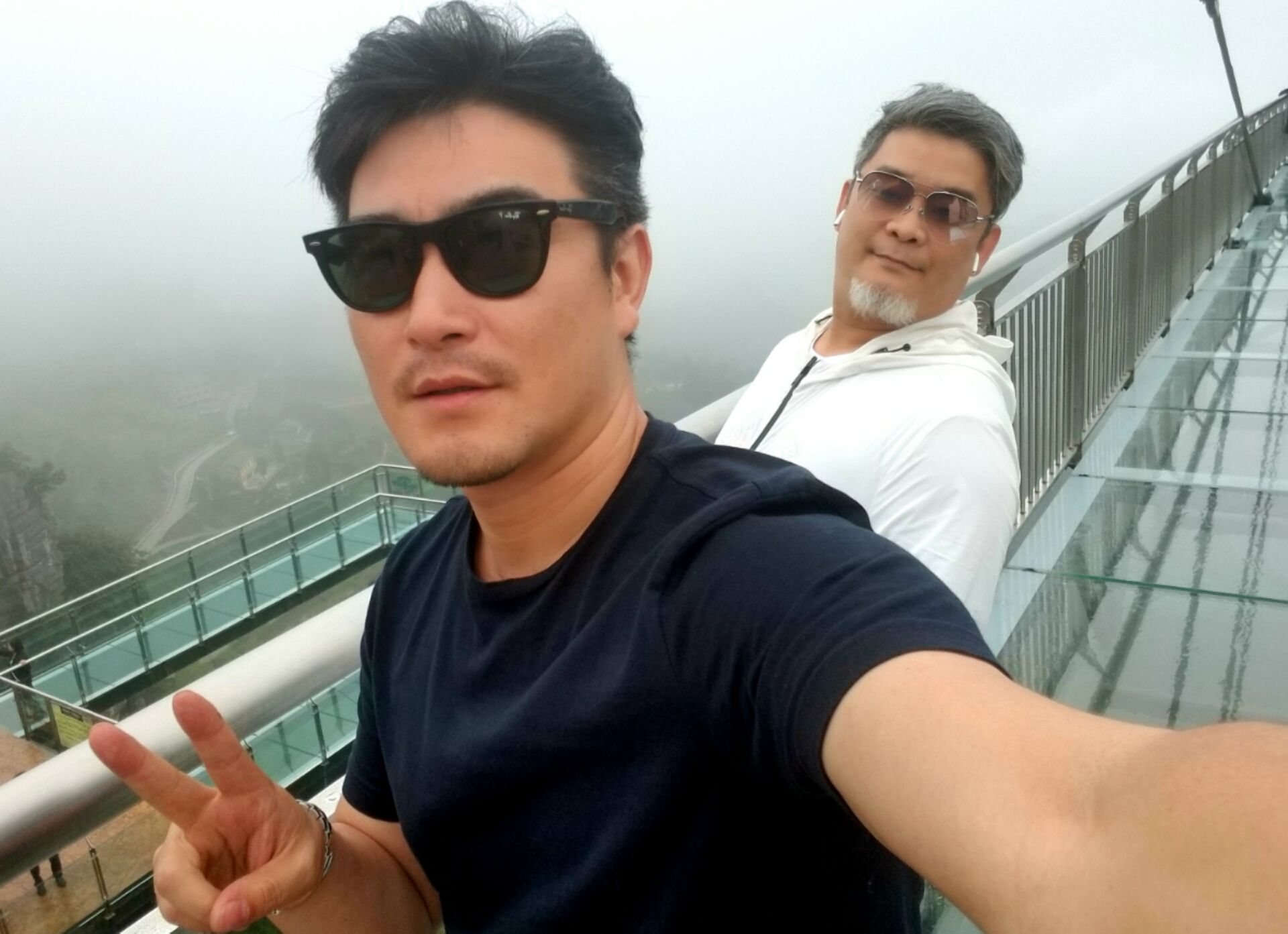 为新片不惧重庆烈日炎炎 樊昊仑重庆晒照心情大好