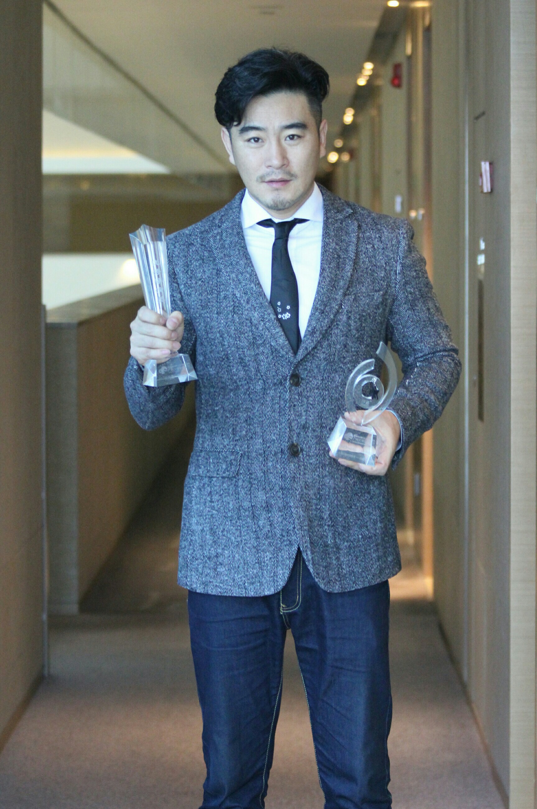 为新片不惧重庆烈日炎炎 樊昊仑重庆晒照心情大好