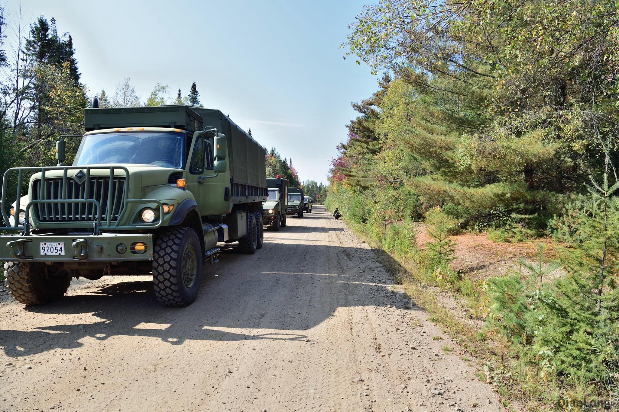 加拿大陆军进行战术演习野战炊事车看着不小
