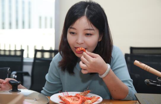 做记录,填表是试吃员的日常工作,摆在面前的碧根果