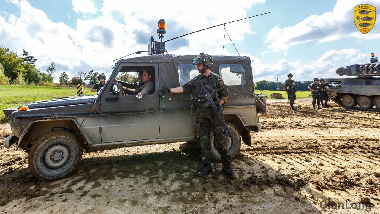 演习中的瑞士军队士兵亲手为cv9030ch步兵战车加油3