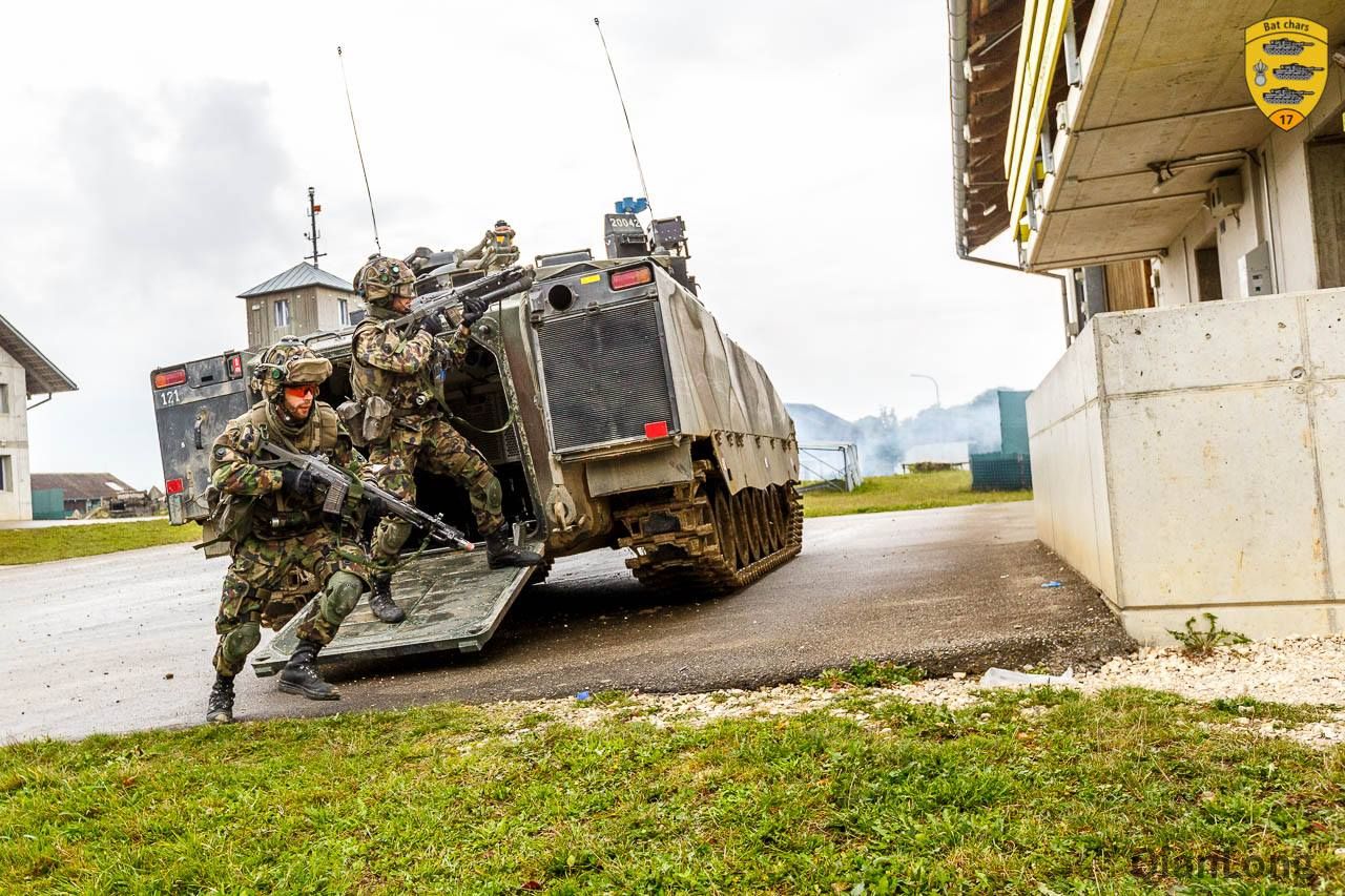 演习中的瑞士军队士兵亲手为cv9030ch步兵战车加油5