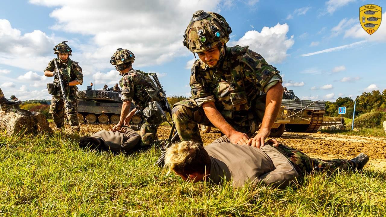 演习中的瑞士军队士兵亲手为cv9030ch步兵战车加油8
