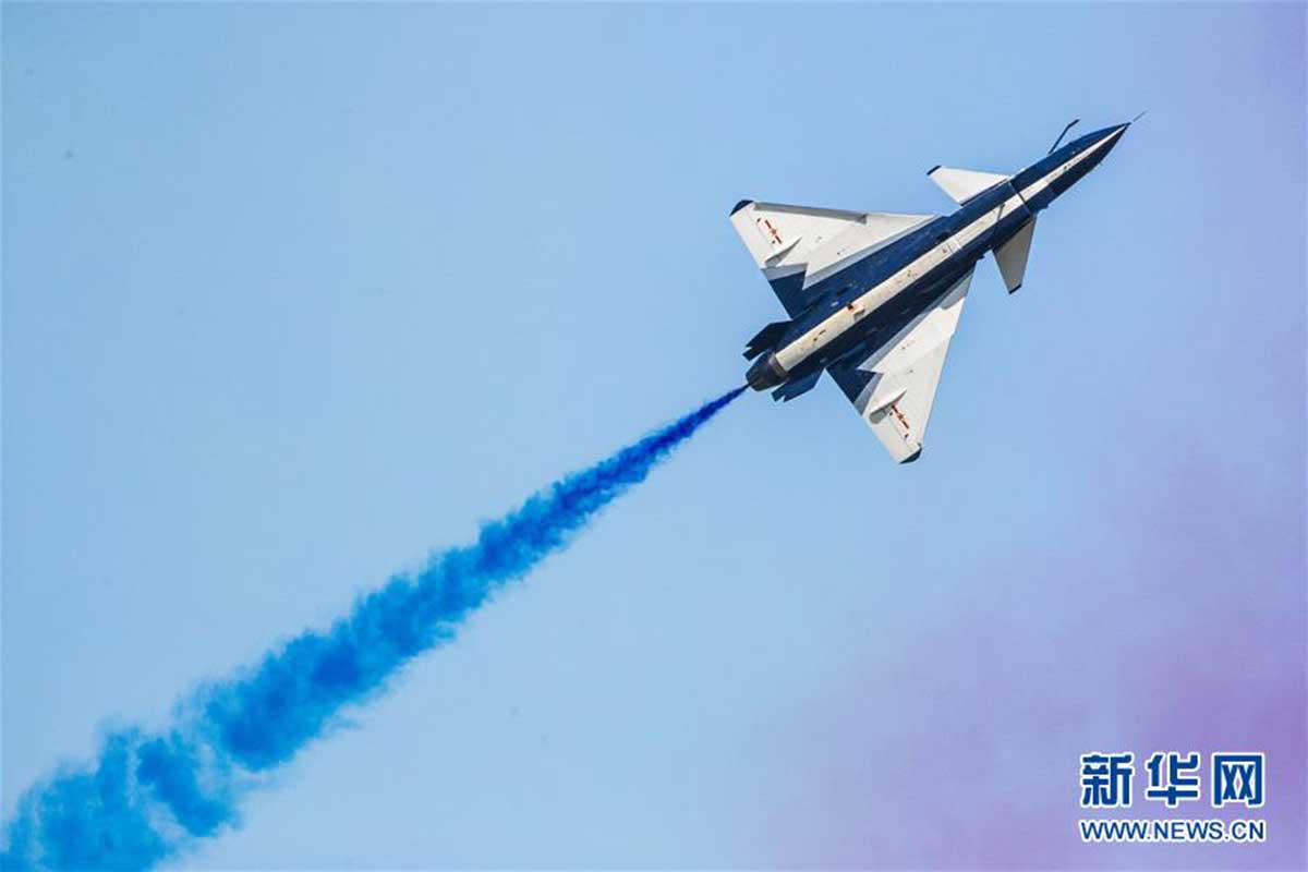 中国空军八一飞行表演队进行飞行表演