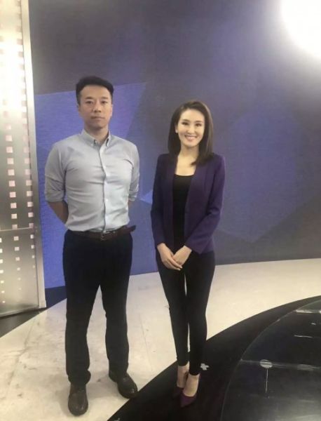 liuxin)栏目的录制,与央视评论员andy mok接受欣视点主持李秋媛访谈