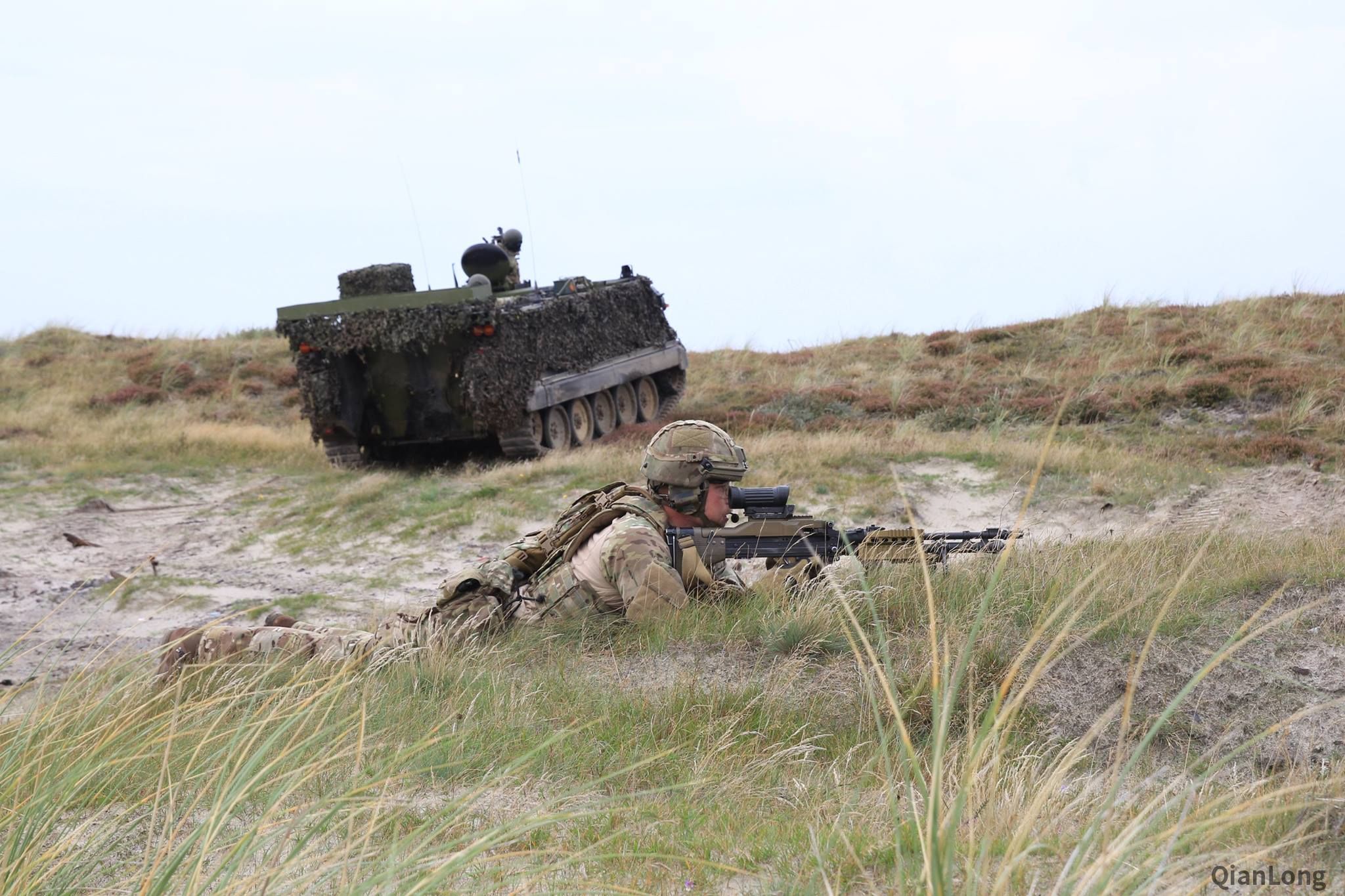 丹麦皇家陆军第1旅举行战术演习装甲车上披满伪装