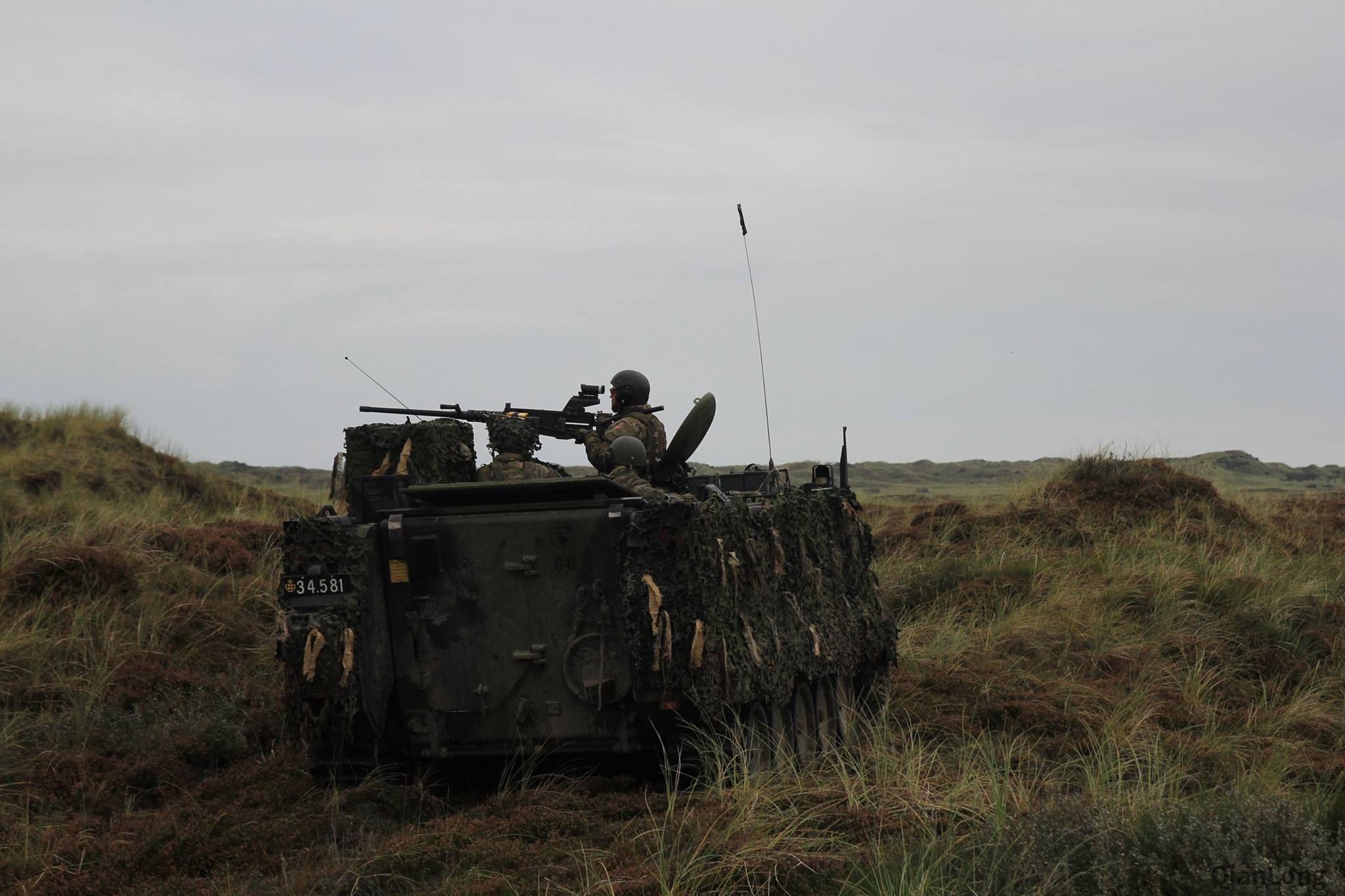 丹麦皇家陆军第1旅举行战术演习装甲车上披满伪装