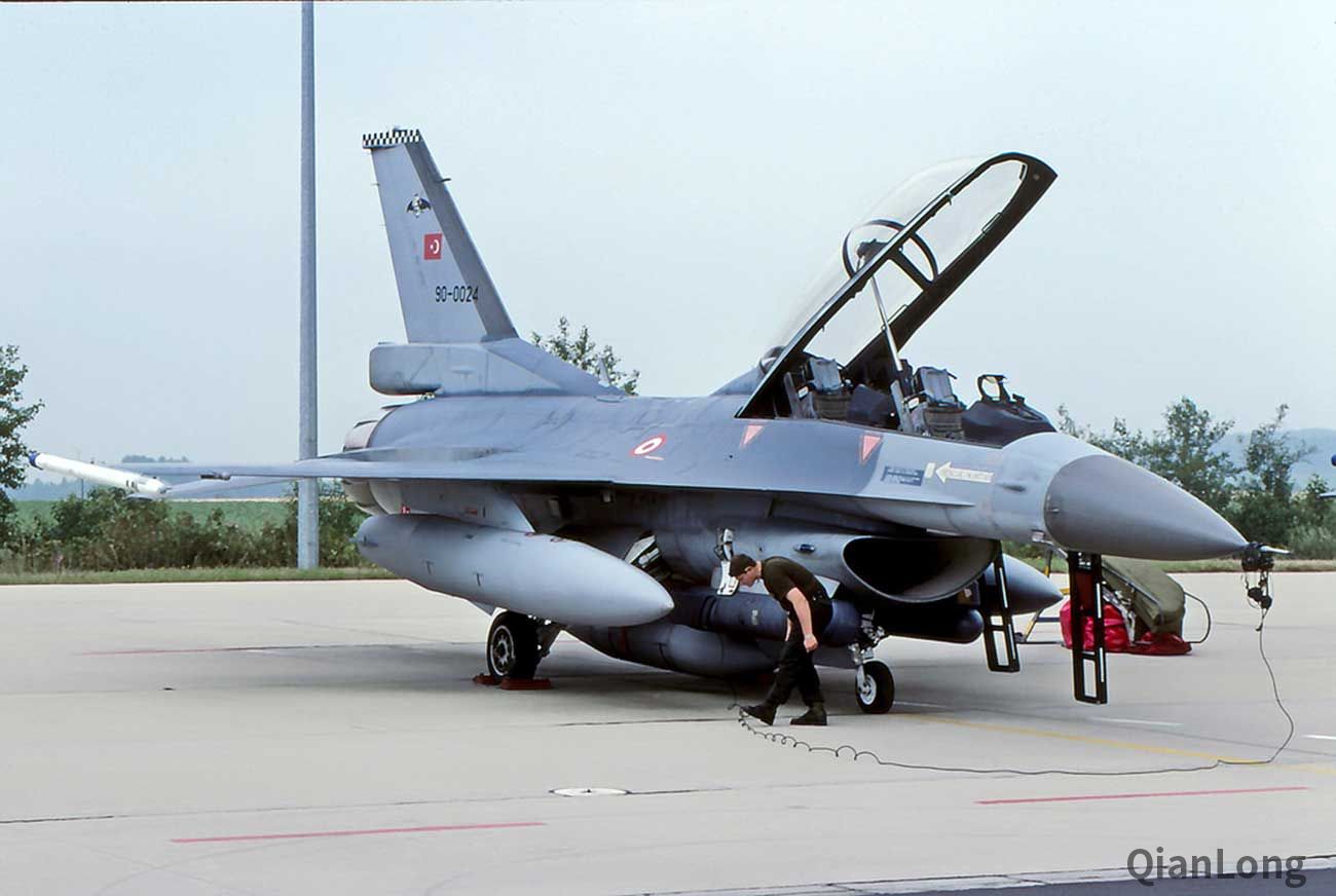 训练中的土耳其空军f-16部队 全身美制装备只能靠国旗识别