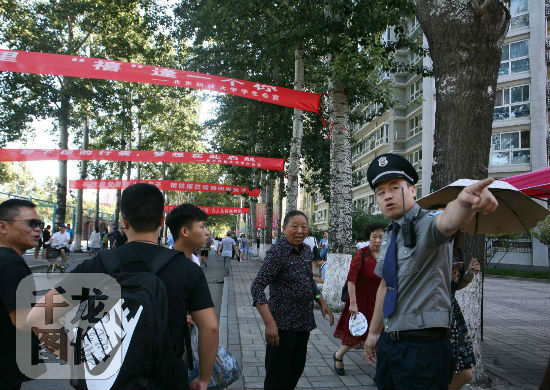 北京高校保安迎新生中主动服务获赞