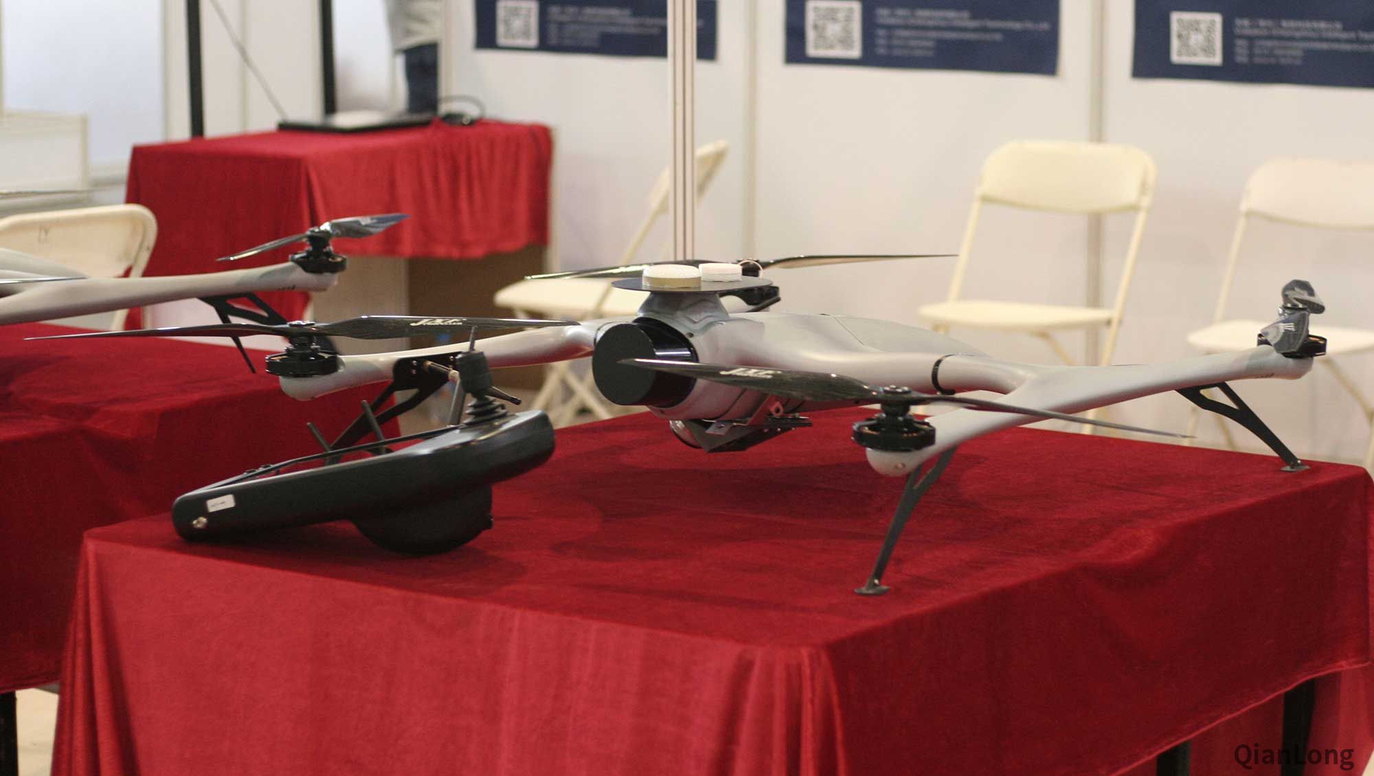 天峋(常州)智能科技有限公司展出的"天蝠"多旋翼无人机,注意其遥控器