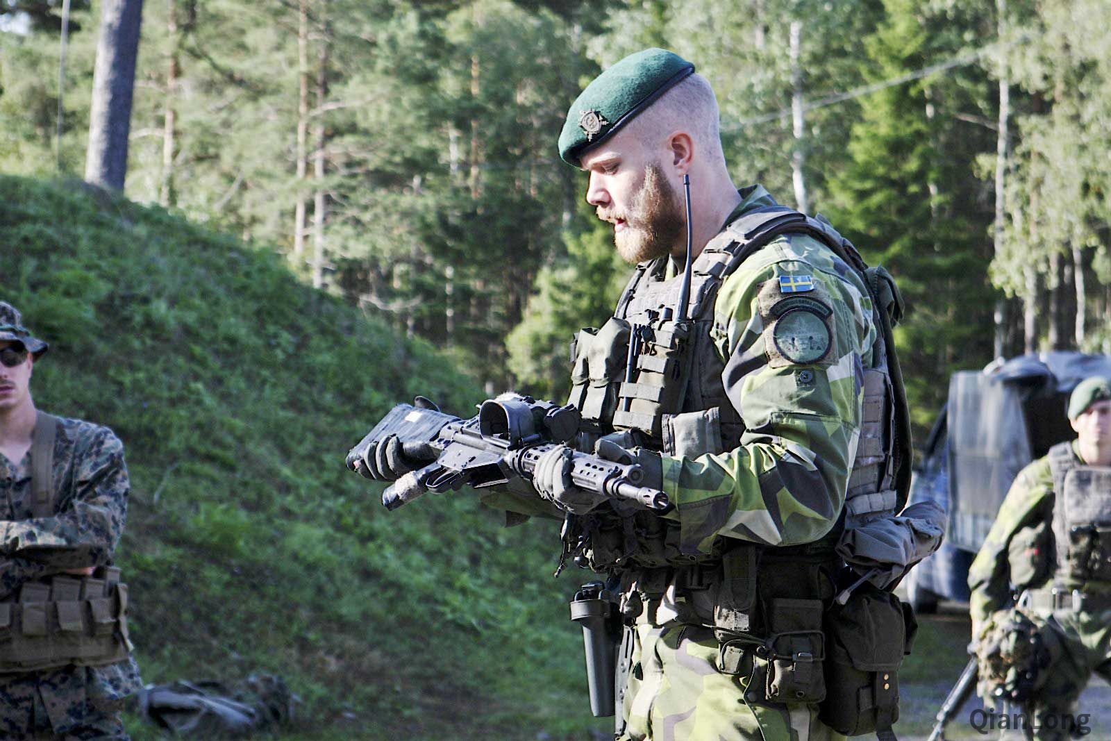 美瑞两国海军陆战队联合演习互相学习使用对方轻武器