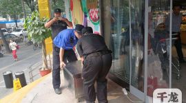 北京朝阳城管节前整治店外经营