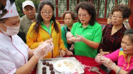 我们的节日·中秋|北京大观园“瓦当月饼”做起来