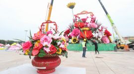 天安门广场及长安街沿线国庆主题花坛陆续搭建