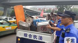 北京朝阳城管执法队拆除私设地锁