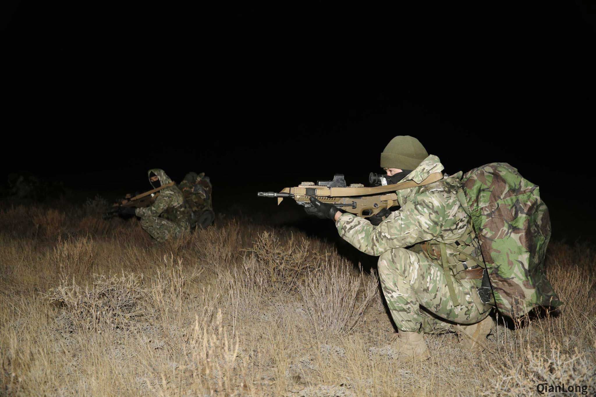 野外训练的哈萨克斯坦特种部队层层伪装下难掩杀气8