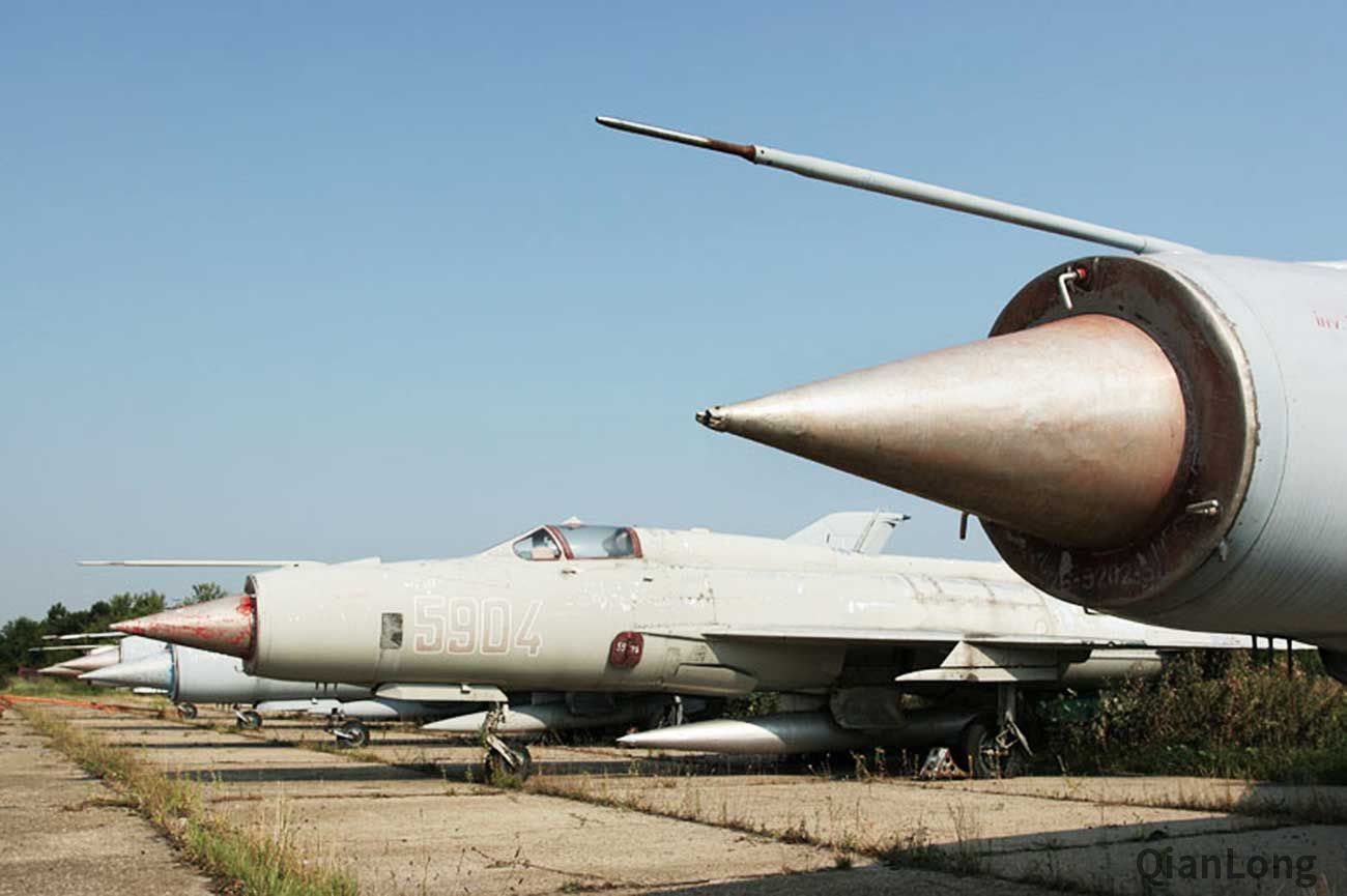 准备改装的米格-21战斗机集群 堆在基地里等着升级改装(5)-千龙网·中
