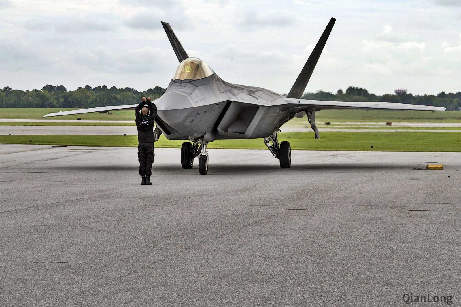 准备起飞的洛克希德·马丁f-22"猛禽"战斗机(lockheed martin f-22