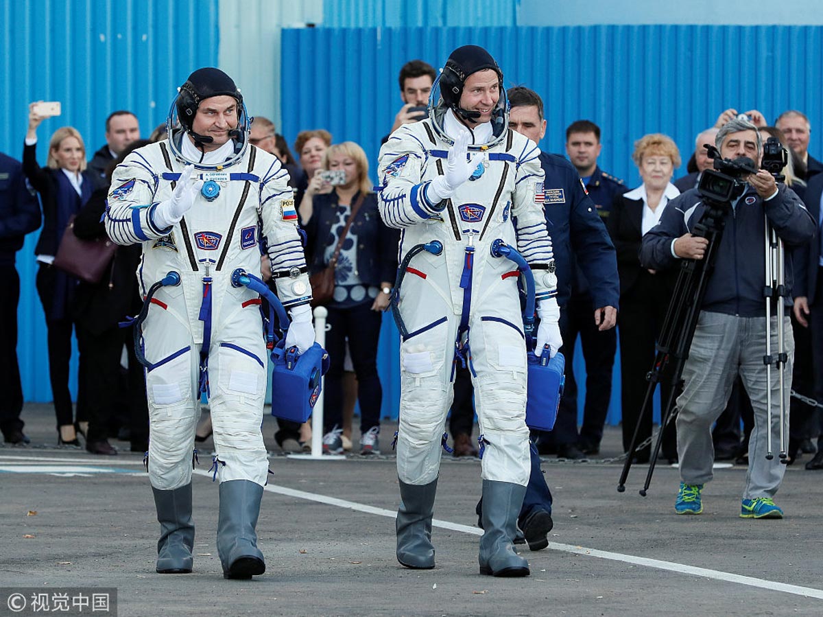 美国宇航员nick hague与俄罗斯宇航员alexey ovchinin身穿全套航天服