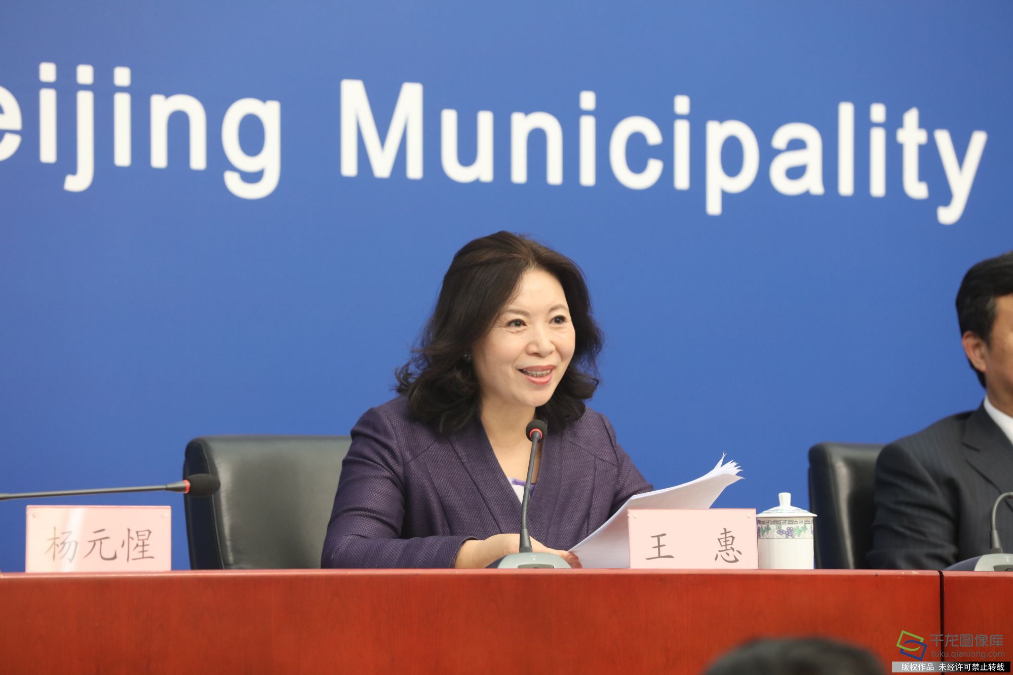 2018年10月12日，北京市人民政府新闻办公室联合北京国际摄影周2018组委会办公室召开北京国际摄影周2018新闻发布会。图为北京国际摄影周发言人王惠发言。（图片来源：tuku.qianlong.com）。千龙网记者 宋鹏飞摄