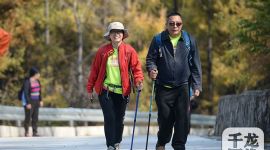 3000余名国内外徒步爱好者健步北京门头沟百花山