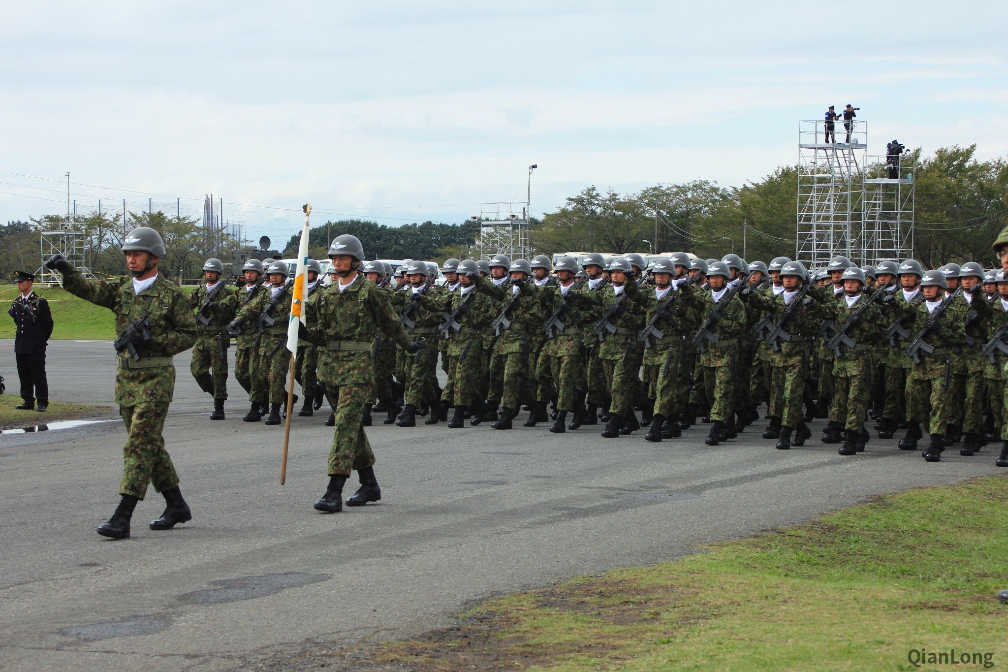 日本举行自卫队日阅兵式多兵种及保障车辆低调登场2