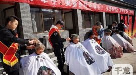 北京密云区总工会党支部慰问29家困难户