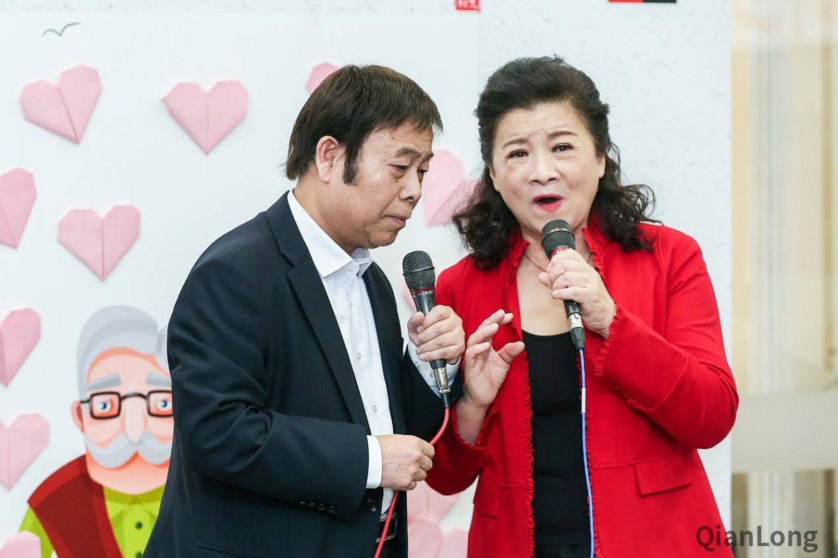 沙龙在北京图书大厦《诵读小站》直播间外举行,国家一级演员杜宁林