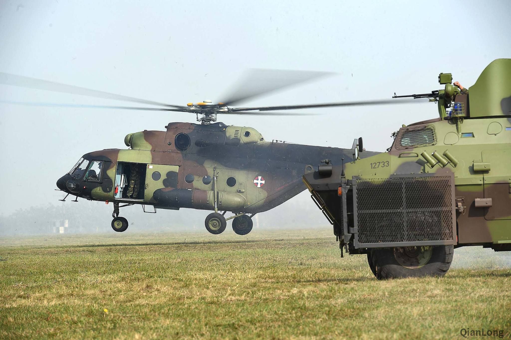 塞尔维亚空军的米-17直升机也参与了此次演习.