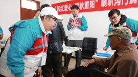 我们的节日·重阳|韩红爱心团队为孤寡老人义诊包饺子