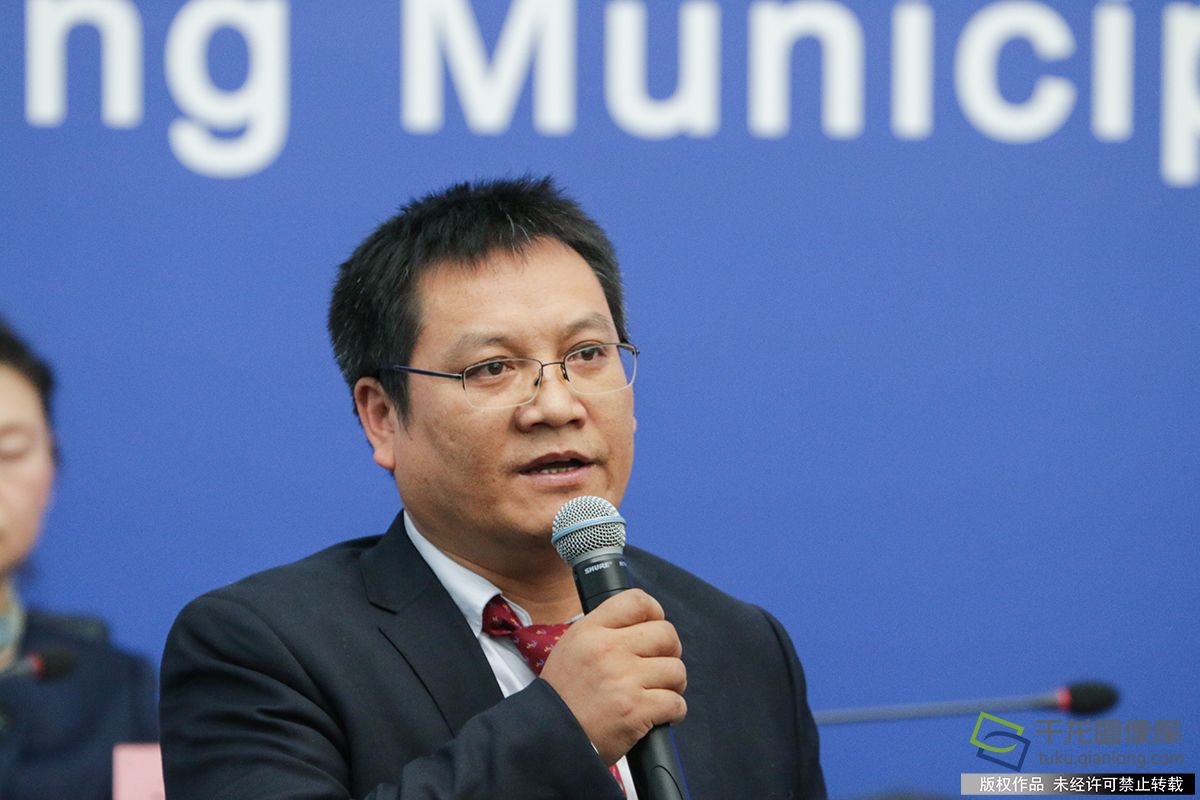 图为北京市文资办代表回答记者提问。