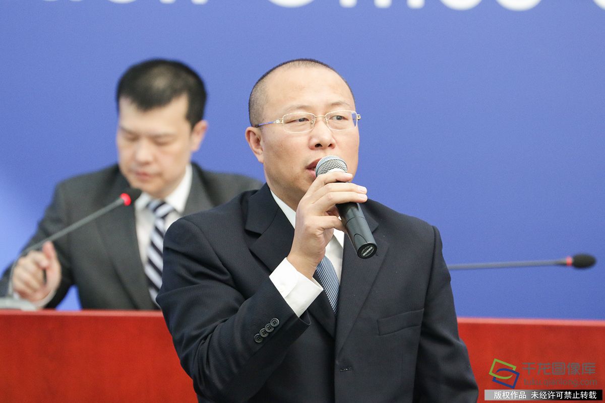 图为北京市教育委员会代表回答记者提问。