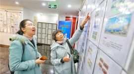 北京东直门街道展出收藏邮品千余件纪念改革开放40周年