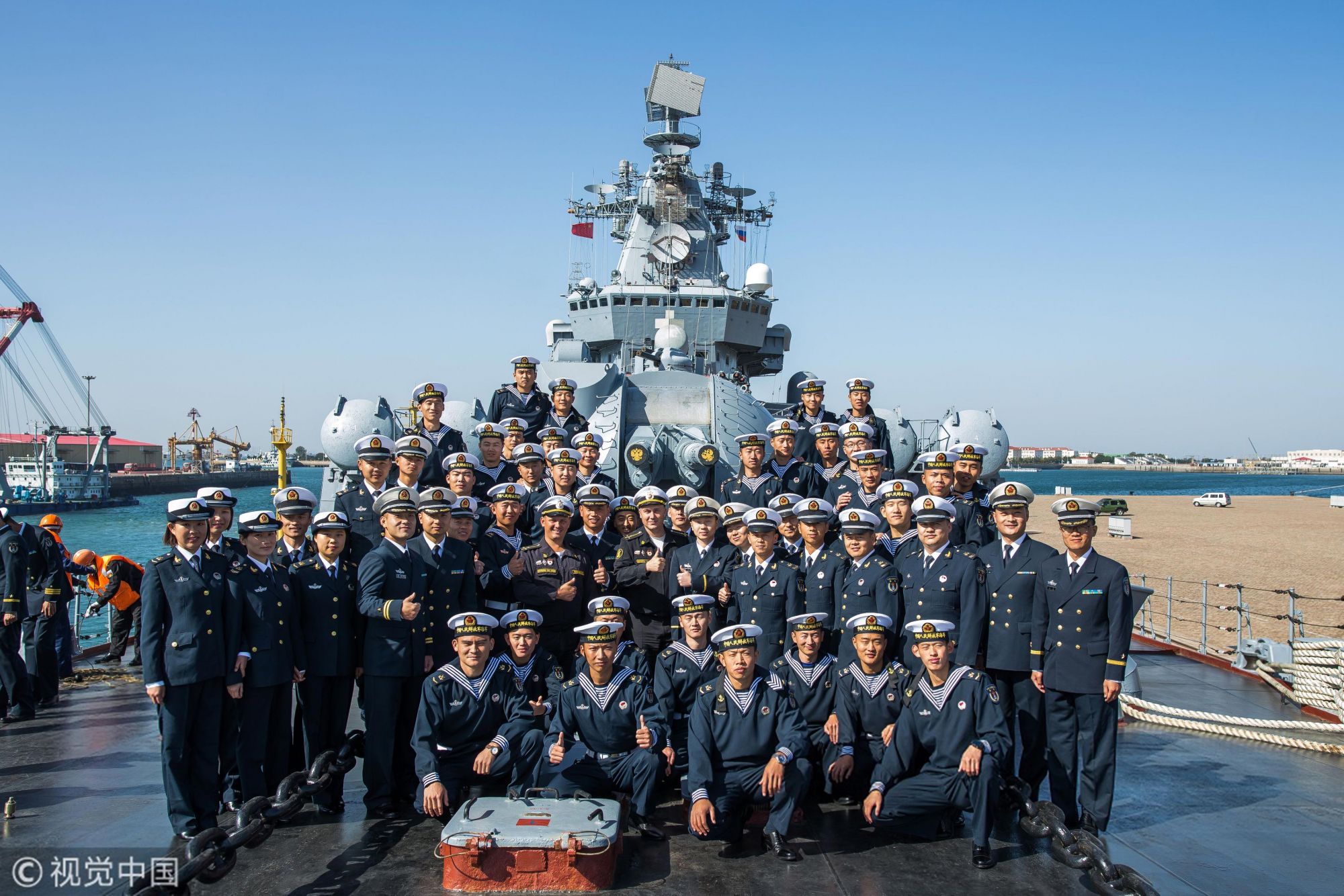 俄海军舰艇编队结束对青岛友好访问期间两国官兵互访光荣级与052d